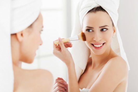 Το μακιγιάζ είναι σίγουρα η αιτία που μπορεί να κάνει το μπάνιο σας να λερώνεται ακόμα πιο γρήγορα.