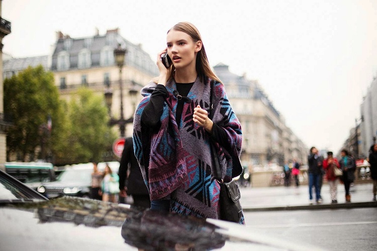 street_style_paris_fashion_week_septiembre_2014_poncho_trends-fall-2014_front-row-blog-antigrafi