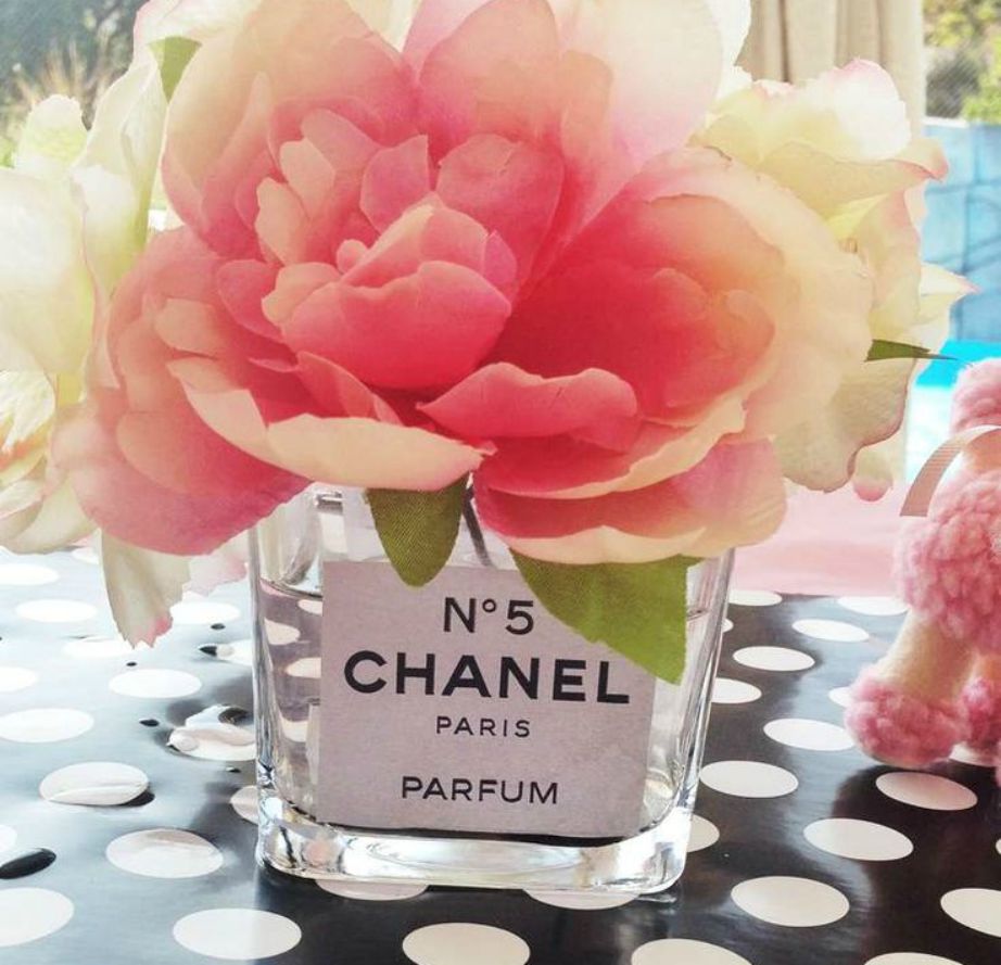 Μπορείτε πανεύκολα να φτιάξετε μόνοι σας αυτό το όμορφο βάζο εμπνευσμένο από το Chanel No5, το πιο διάσημο άρωμα του οίκου Chanel.