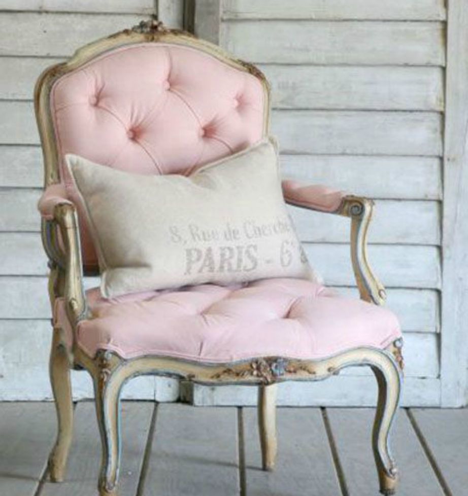 Μια πολυθρόνα σε παλ απόχρωση και σε vintage style θα αναδείξει το σαλόνι σας και θα του δώσει παριζιάνικο αέρα.