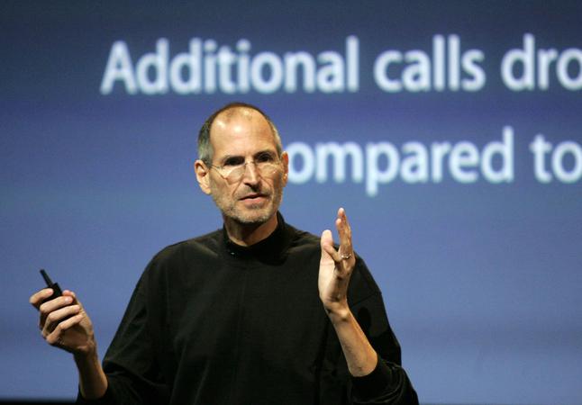 Apple CEO Steve Jobs speaks about antenna flaws in the iPhone 4 during a press conference at Apple headquarters in Cupertino, California, July 16, 2010. Jobs said that Apple is addressing antenna and reception issues with the iPhone 4, saying "we are not perfect" and "we want to make all our users happy." REUTERS/Kimberly White (UNITED STATES - Tags: SCI TECH BUSINESS)