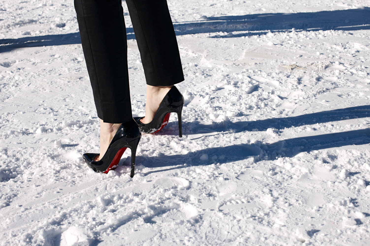 Russia_Sochi_Gorky_Gorod_zara_black_pants_christian_louboutin_pigalle_shoes_red_soles_snow_fashion_blogger_diana_cloudlet