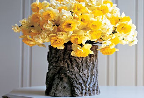 Φτιάξτε μια σύνθεση λουλουδιών με έντονα χρώματα για να κάνει αντίθεση με το ξύλο.