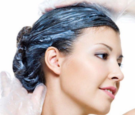 Χρησιμοποιήστε βαζελίνη για να προστατέψετε το δέρμα σας από τη βαφή μαλλιών.